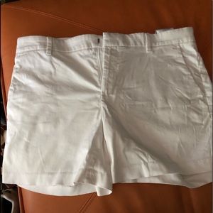 White Banana Republic Avalon short size 8; 2 pair